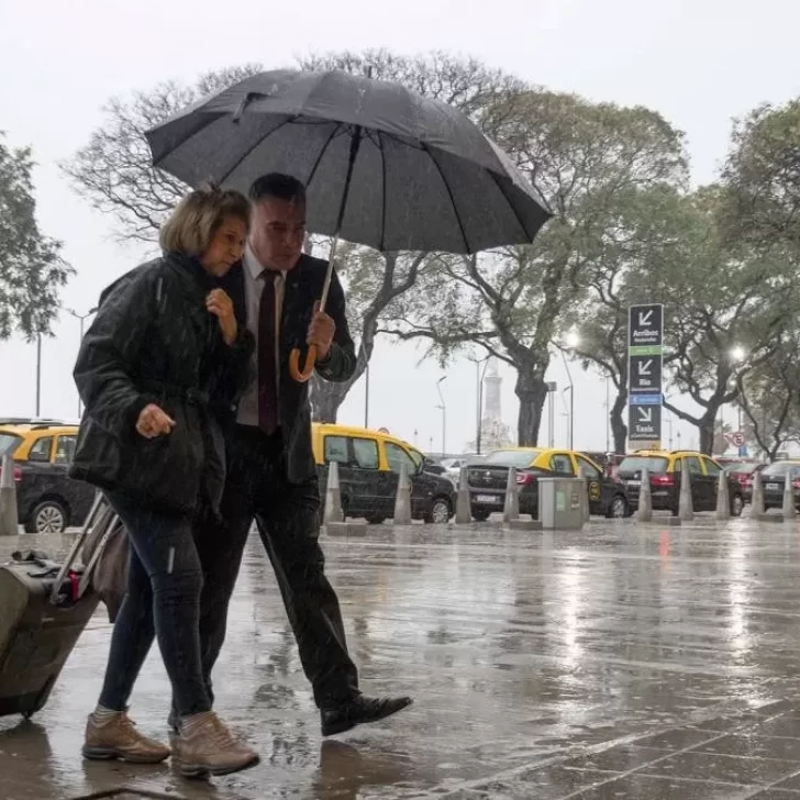 Más de 110 vuelos afectados en Aeroparque y Ezeiza a raíz de las fuertes lluvias: “Es tierra de nadie”
