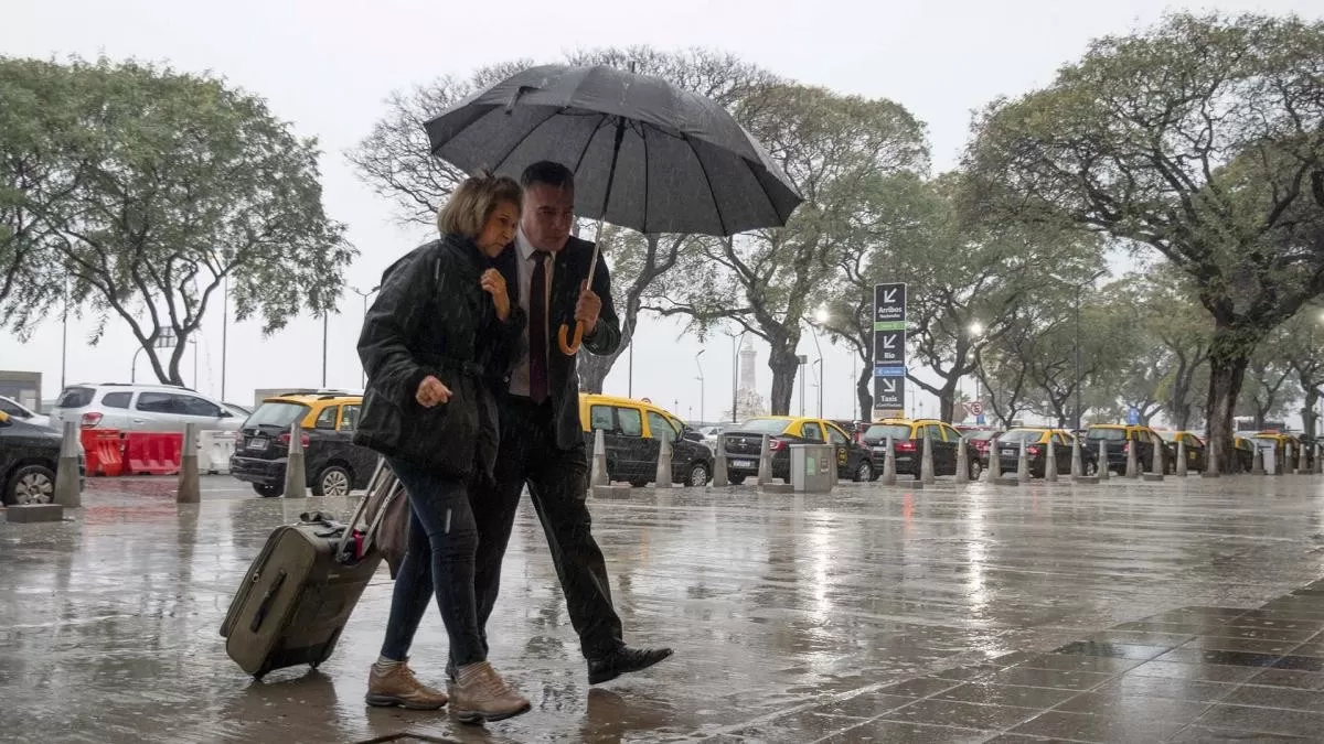 Más de 110 vuelos afectados en Aeroparque y Ezeiza a raíz de las fuertes lluvias: “Es tierra de nadie”