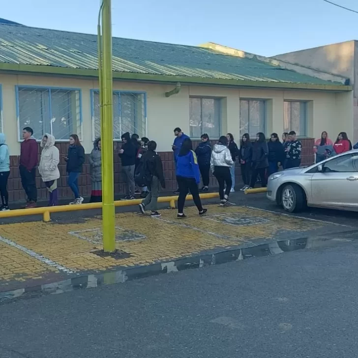 Elecciones 2023. Largas colas afuera de la escuela de Las Heras a 20 minutos del cierre