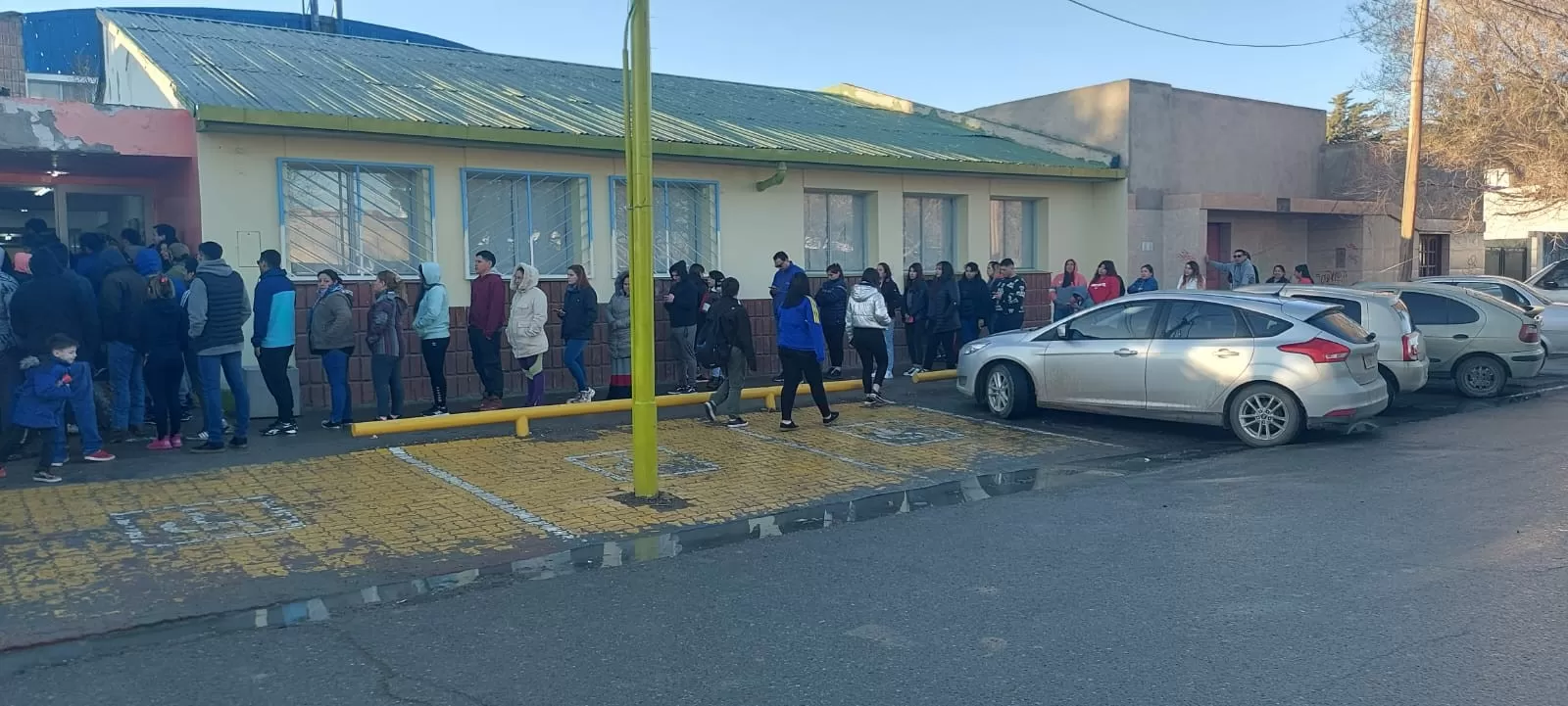 Elecciones 2023. Largas colas afuera de la escuela de Las Heras a 20 minutos del cierre