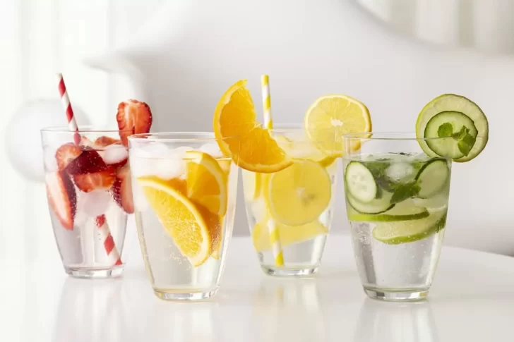 Aguas saborizadas para preparar en casa: recetas saludables para reemplazar a las gaseosas