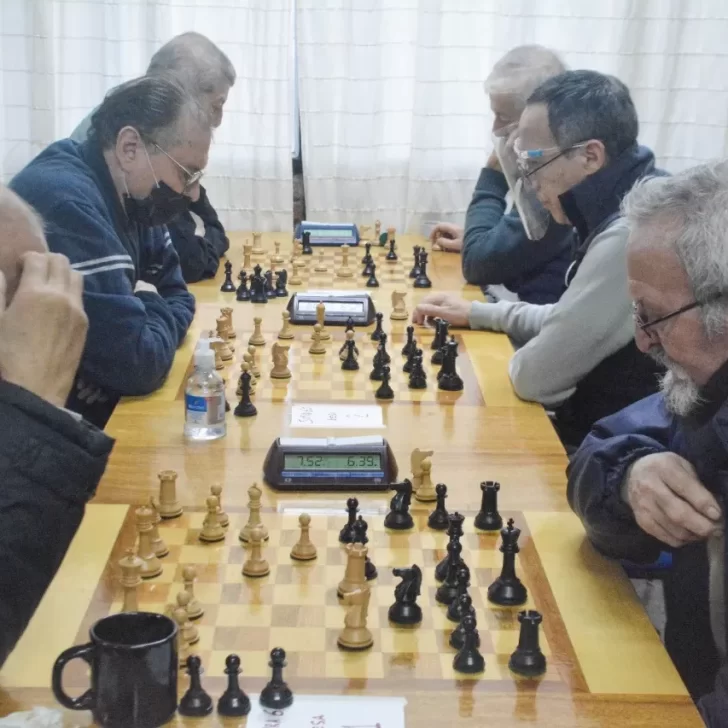 Más de 40 ajedrecistas compitieron por el aniversario del Centro de Retirados y Jubilados de la Policía de la provincia Santa Cruz Más de 40 ajedrecistas compitieron por el aniversario del Centro de Retirados y Jubilados de la Policía de la provincia Santa Cruz