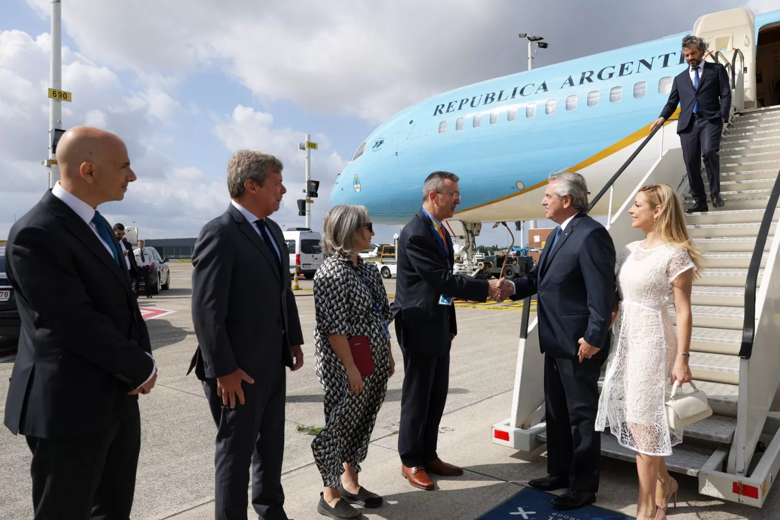 Alberto Fernández llegó a Bruselas para la cumbre entre la Unión Europea y la Celac