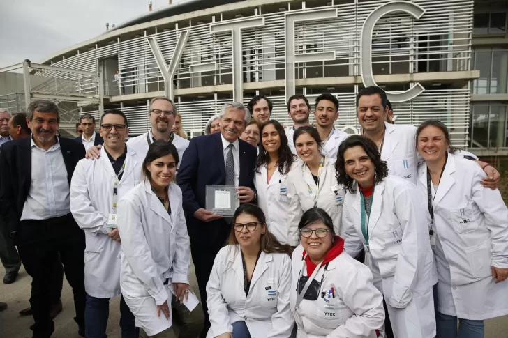 Alberto Fernández visitó obras de planta de baterías de litio e instalaciones de YPF