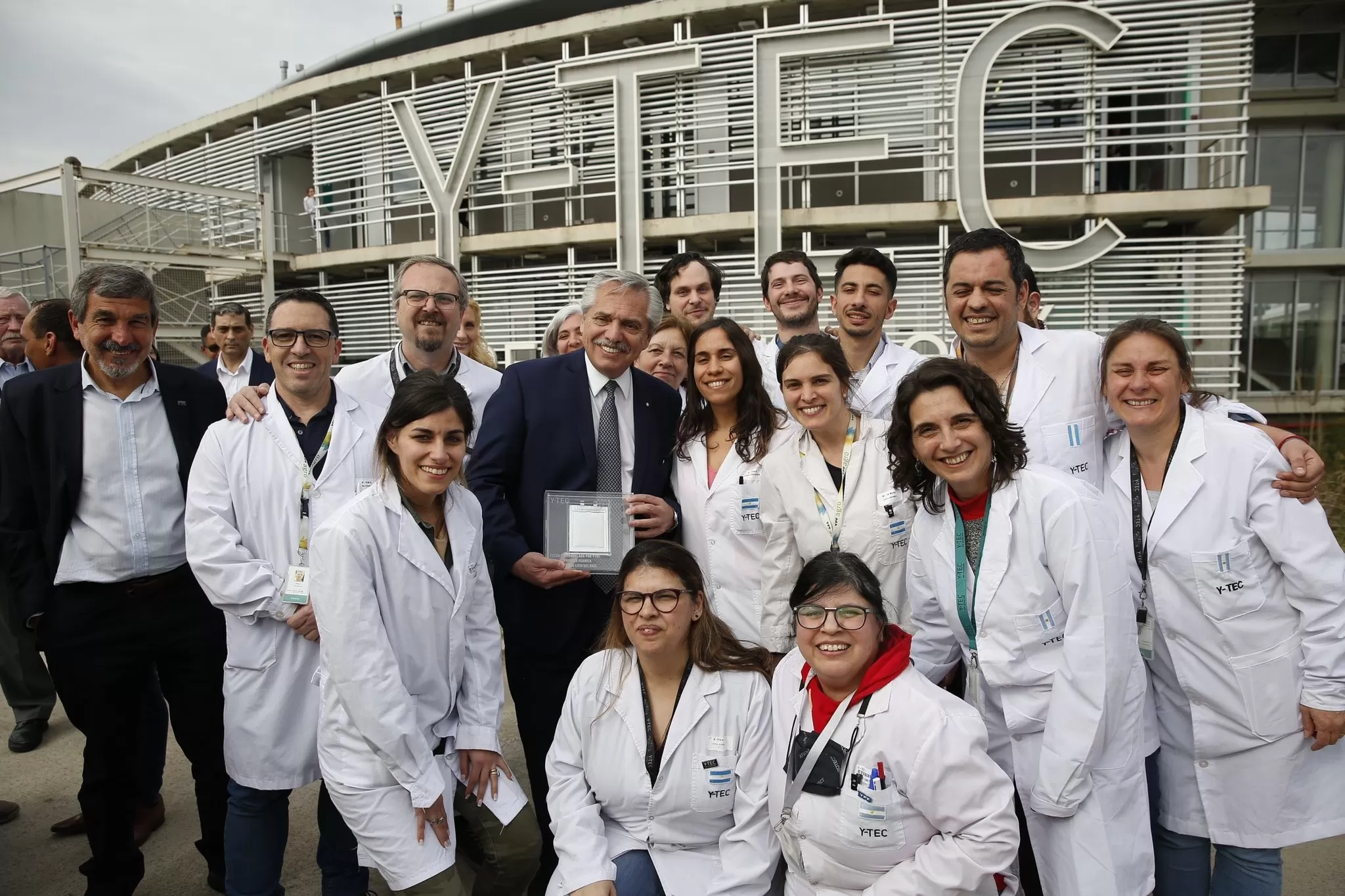 Alberto Fernández visitó obras de planta de baterías de litio e instalaciones de YPF Alberto Fernández visitó obras de planta de baterías de litio e instalaciones de YPF
