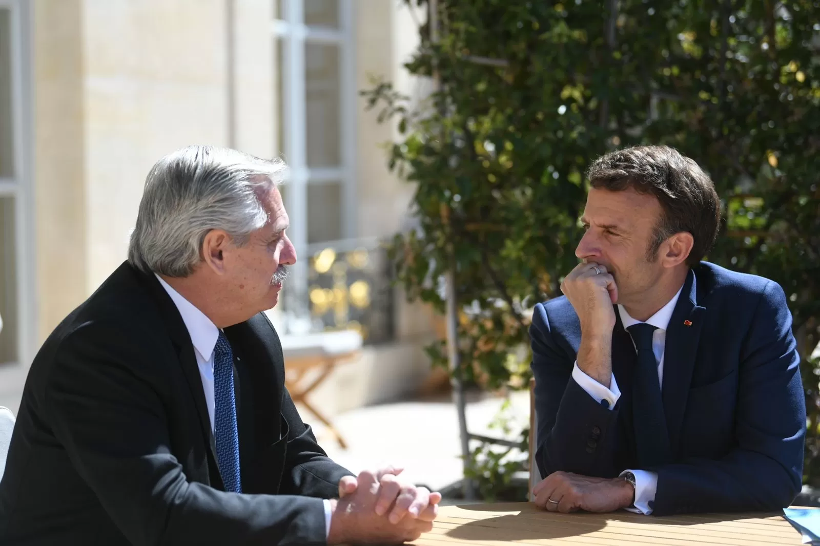 Emmanuel Macron recibió a Alberto Fernández como “un actor importante en este escenario internacional tormentoso”