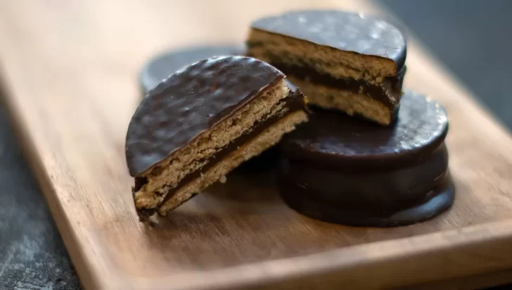 Semana del alfajor: cuáles son los 10 más vendidos en el país y cómo es la receta más “chocolatosa”