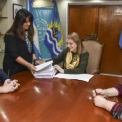 Alicia Kirchner firmó la compra de un nuevo avión sanitario para Santa Cruz
