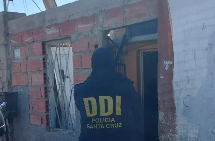 Allanamientos simultáneos en Caleta Olivia: encontraron cartuchos de escopeta y marihuana