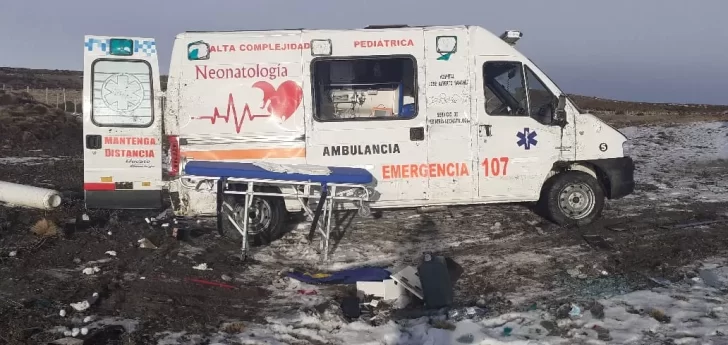 Volcó una ambulancia con una embarazada en ruta 40 cuando la trasladaban de Río Turbio a Río Gallegos