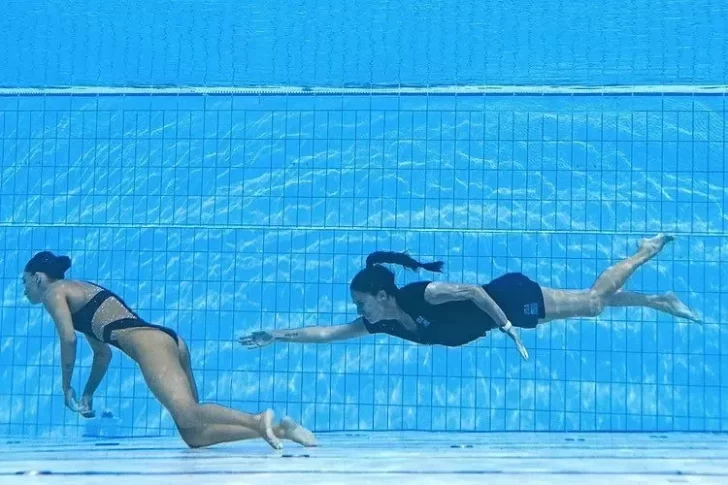 Rescataron a una nadadora que se desmayó en plena competencia: su entrenadora le salvó la vida
