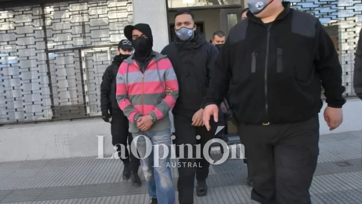  Azzolini siendo retirado del TSJ tras la segunda audiencia. FOTO: JOSÉ SILVA/LA OPINIÓN AUSTRAL