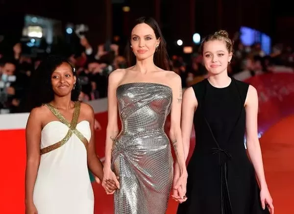 Angelina Jolie y sus hijas Zahara y Shiloh Jolie-Pitt se cortaron el pelo en apoyo a las mujeres de Irán