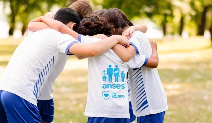 AUH: en qué consiste el plan “Hay equipo” para niños de 5 a 17 años y cómo anotarse