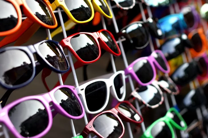 Anteojos de sol “truchos” en el verano: qué daños causan en la salud y cómo identificarlos