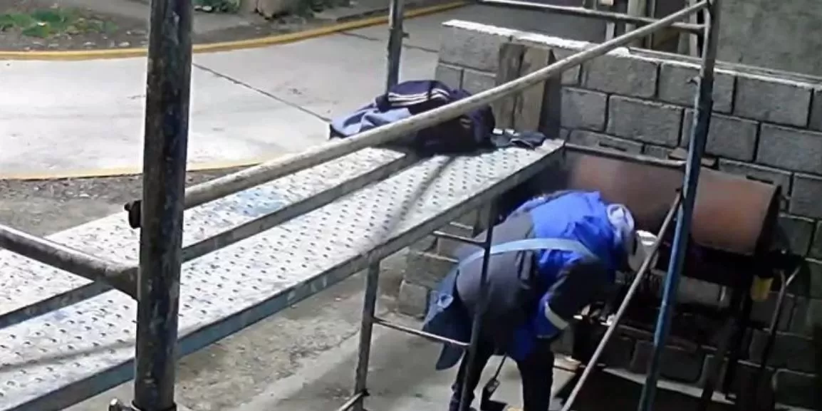 Video. Entró a robar y se llevó una tira de asado de una parrilla Video. Entró a robar y se llevó una tira de asado de una parrilla