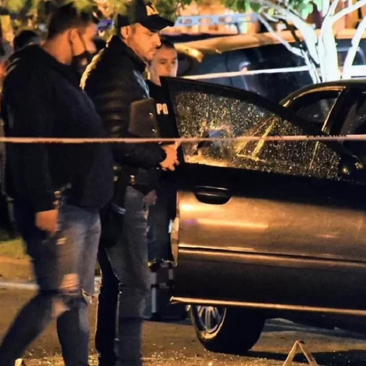 Brutal asesinato en Rosario: mataron de 38 disparos a un joven y a su bebé de un año Brutal asesinato en Rosario: mataron de 38 disparos a un joven y a su bebé de un año