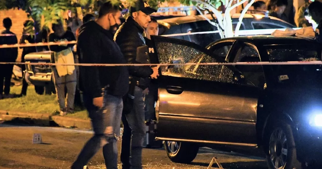 Brutal asesinato en Rosario: mataron de 38 disparos a un joven y a su bebé de un año Brutal asesinato en Rosario: mataron de 38 disparos a un joven y a su bebé de un año