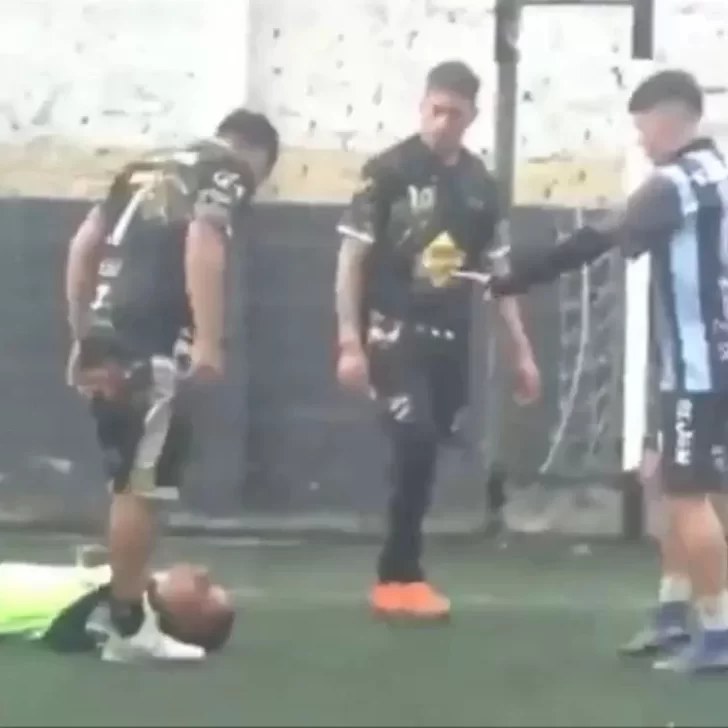 Violencia en el futbol: le dio una patada en la cabeza al árbitro y lo dejó inconsciente