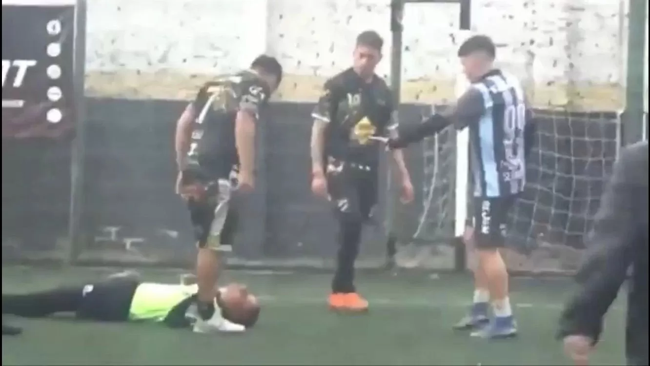 Violencia en el futbol: le dio una patada en la cabeza al árbitro y lo dejó inconsciente