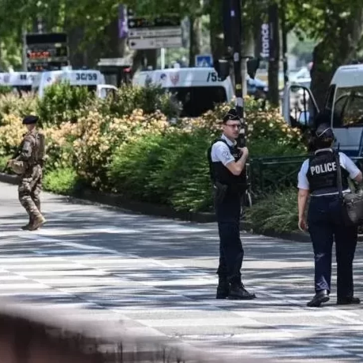 Video. Terror en una plaza de Francia: un hombre atacó con un cuchillo a varios niños y adultos