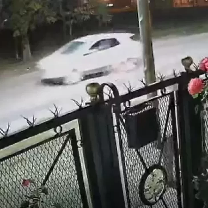Video. Atropelló a un ciclista, escapó e incendió su camioneta
