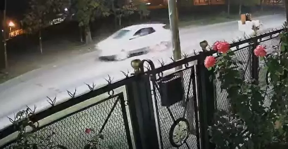 Video. Atropelló a un ciclista, escapó e incendió su camioneta