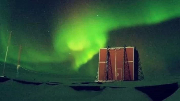 El espectacular fenómeno que tiñó de verde el cielo de la Antártida Argentina
