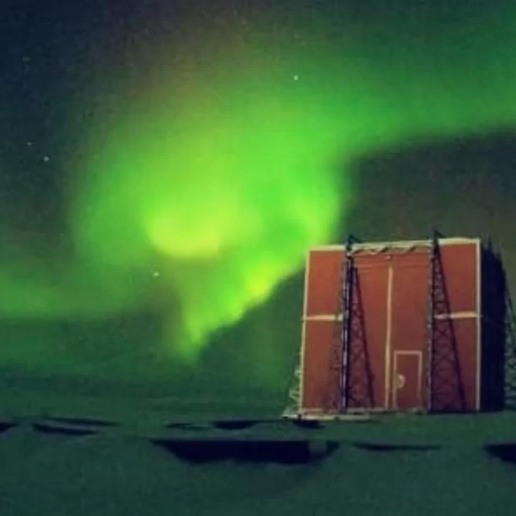 El espectacular fenómeno que tiñó de verde el cielo de la Antártida Argentina