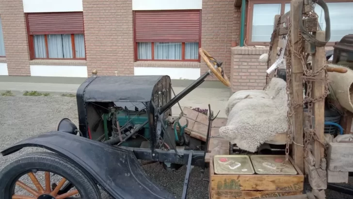 Video. La emocionante historia detrás del hombre que conducía un auto antiguo por las calles de Río Gallegos