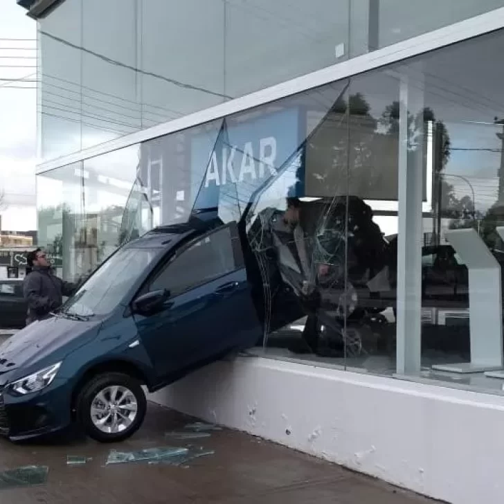 El empleado de una concesionaria quiso arrancar un auto 0 Km y lo estrelló contra la vidriera El empleado de una concesionaria quiso arrancar un auto 0 Km y lo estrelló contra la vidriera