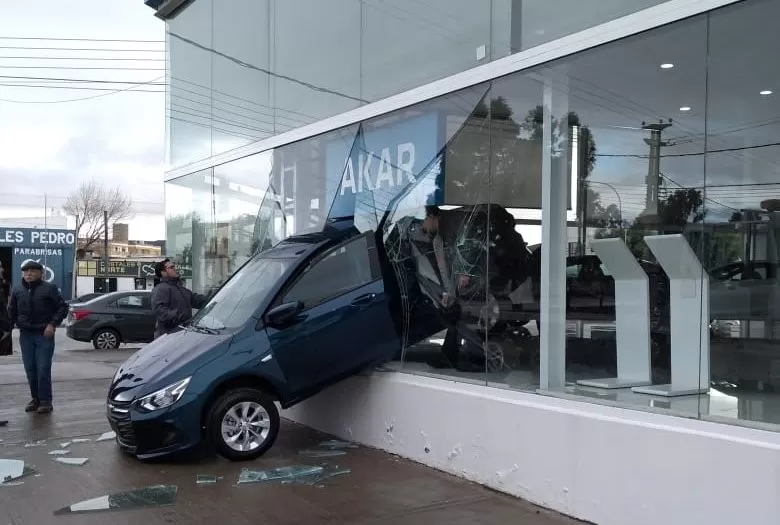 El empleado de una concesionaria quiso arrancar un auto 0 Km y lo estrelló contra la vidriera El empleado de una concesionaria quiso arrancar un auto 0 Km y lo estrelló contra la vidriera