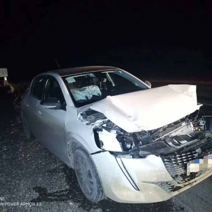 Chocó con un camión que circulaba sin luces traseras en la Ruta 3 y su auto sufrió graves daños