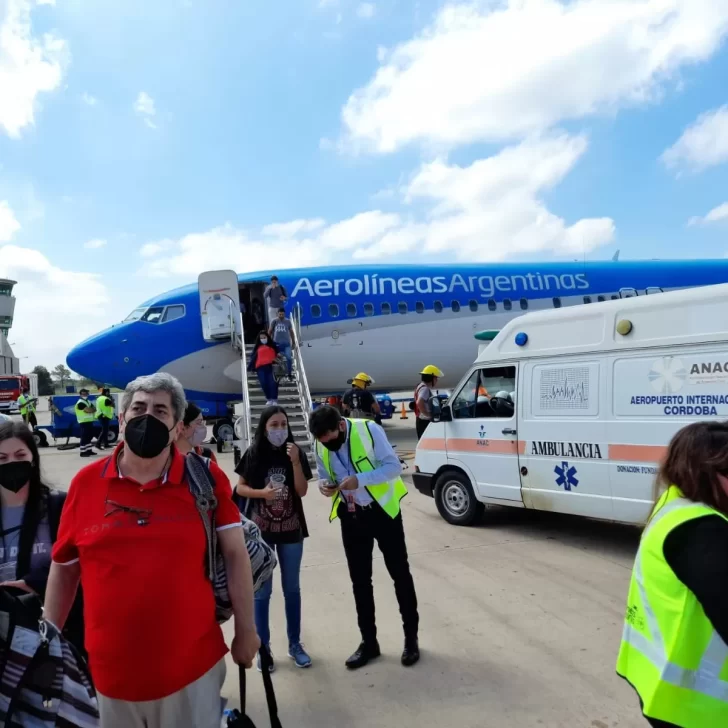 54 heridos en un vuelo de Aerolíneas que debió aterrizar de emergencia: “Había olor a humo y empezó a bajar en picada”, contó una pasajera 54 heridos en un vuelo de Aerolíneas que debió aterrizar de emergencia: “Había olor a humo y empezó a bajar en picada”, contó una pasajera