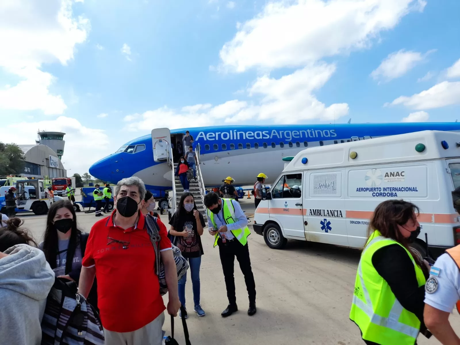 54 heridos en un vuelo de Aerolíneas que debió aterrizar de emergencia: “Había olor a humo y empezó a bajar en picada”, contó una pasajera 54 heridos en un vuelo de Aerolíneas que debió aterrizar de emergencia: “Había olor a humo y empezó a bajar en picada”, contó una pasajera