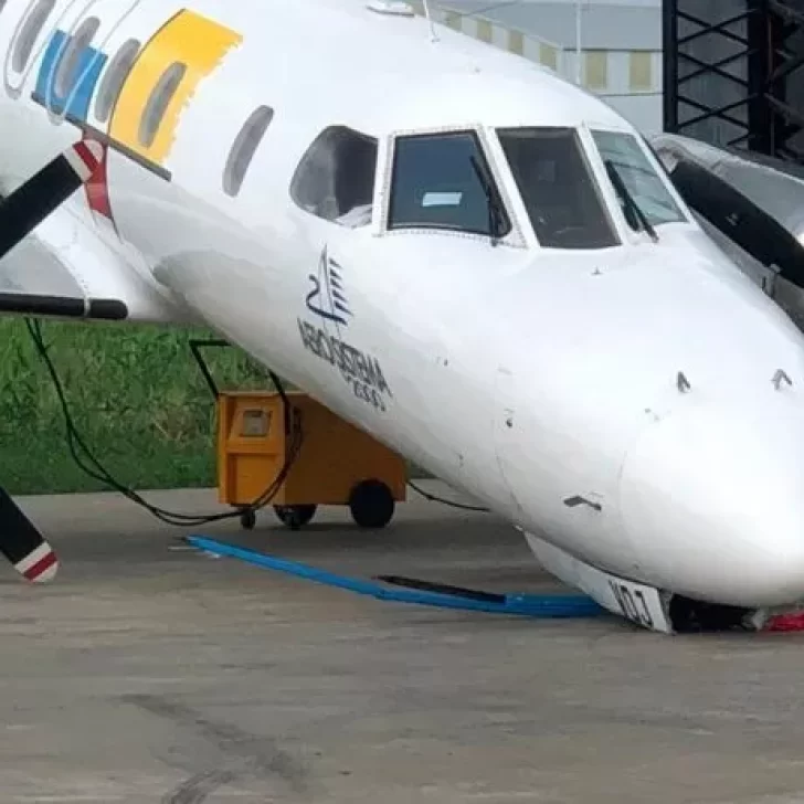 Un mecánico arreglaba un avión, la trompa cayó y lo aplastó