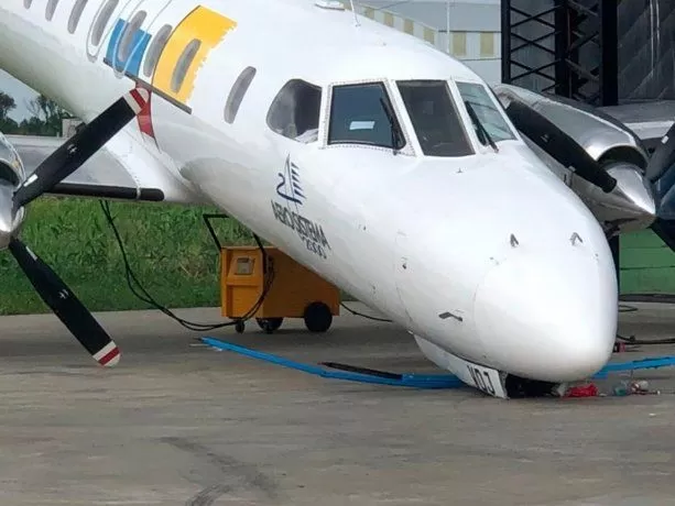 Un mecánico arreglaba un avión, la trompa cayó y lo aplastó