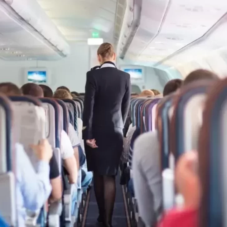 Abuso sexual en un avión: “Shhh”, el chistido del agresor para hacer callar a la azafata Abuso sexual en un avión: “Shhh”, el chistido del agresor para hacer callar a la azafata