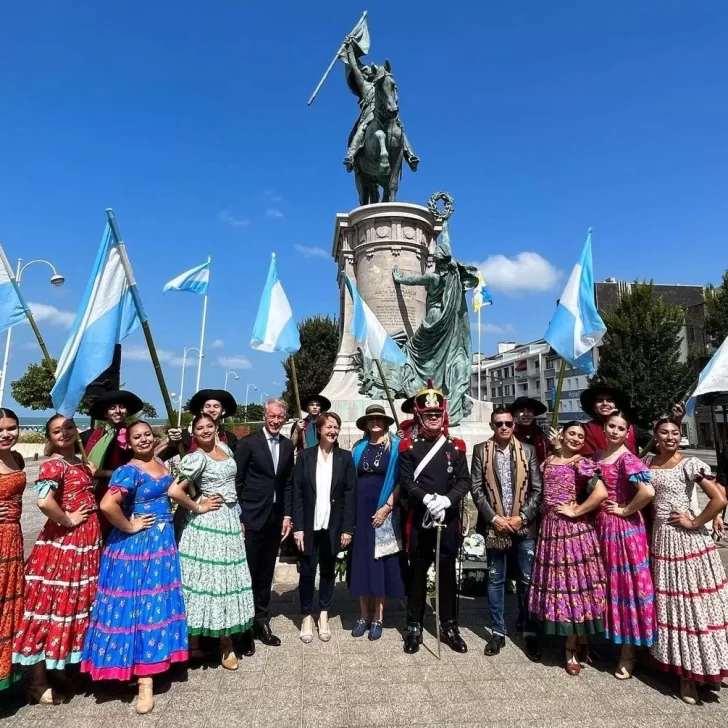 El Ballet Internacional de Santa Cruz homenajeó al “Padre de la Patria” en Francia