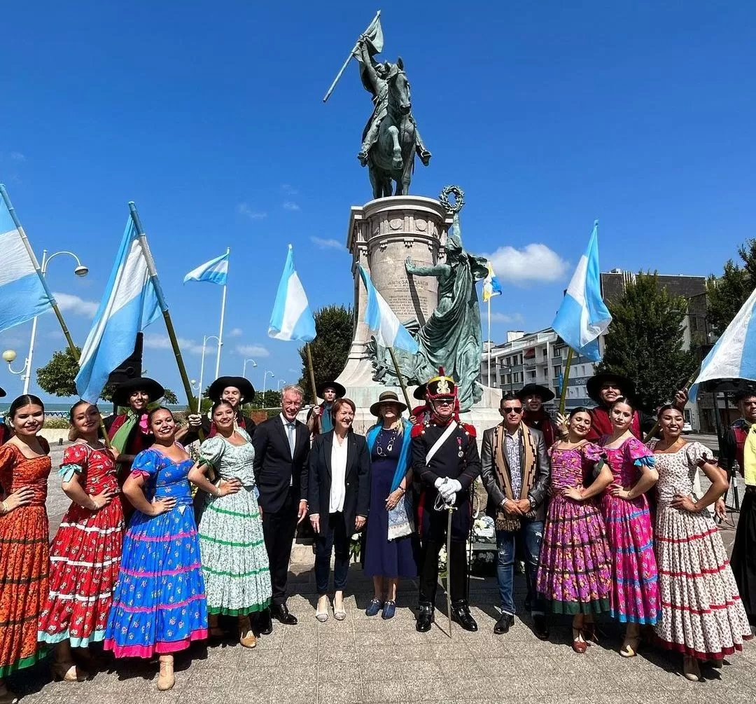 El Ballet Internacional de Santa Cruz homenajeó al “Padre de la Patria” en Francia