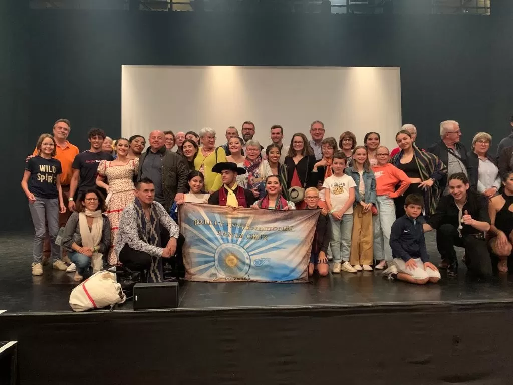 Video. El Ballet Internacional de Santa Cruz se presentó en Francia y fue ovacionado Video. El Ballet Internacional de Santa Cruz se presentó en Francia y fue ovacionado