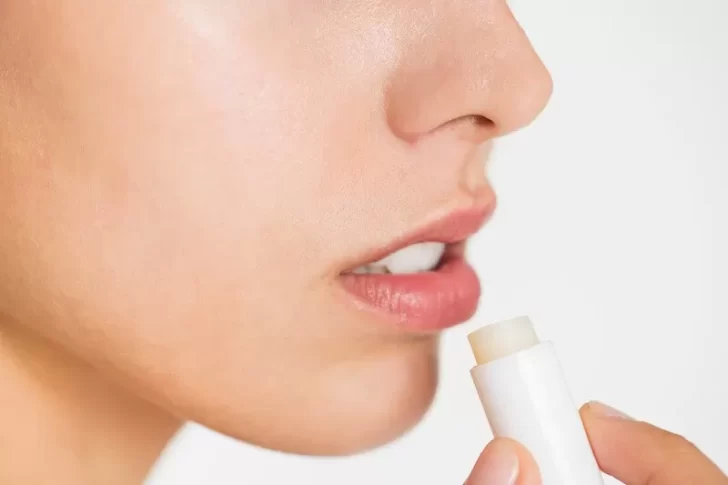 ANMAT prohíbe la comercialización de una serie de bálsamos labiales: cuáles son
