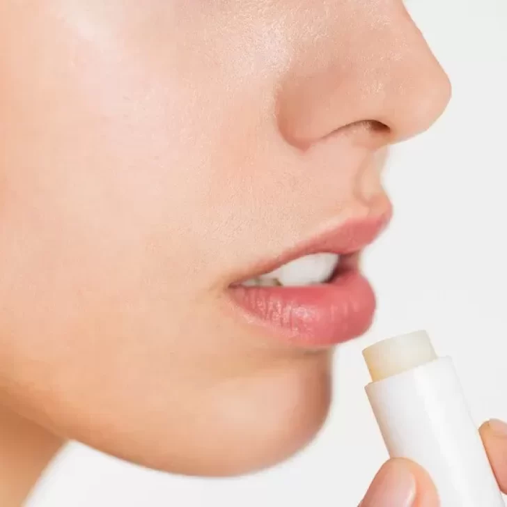 ANMAT prohíbe la comercialización de una serie de bálsamos labiales: cuáles son