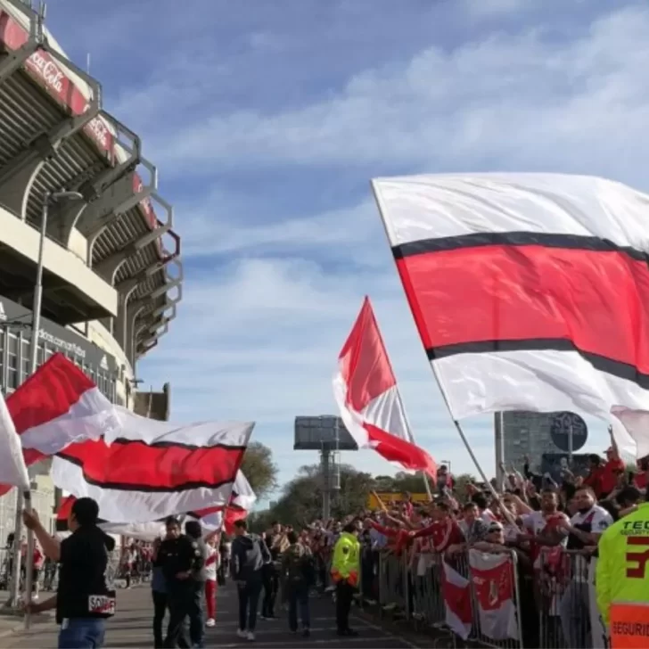 Multitudinario banderazo de los hinchas de River en la previa de un nuevo Superclásico