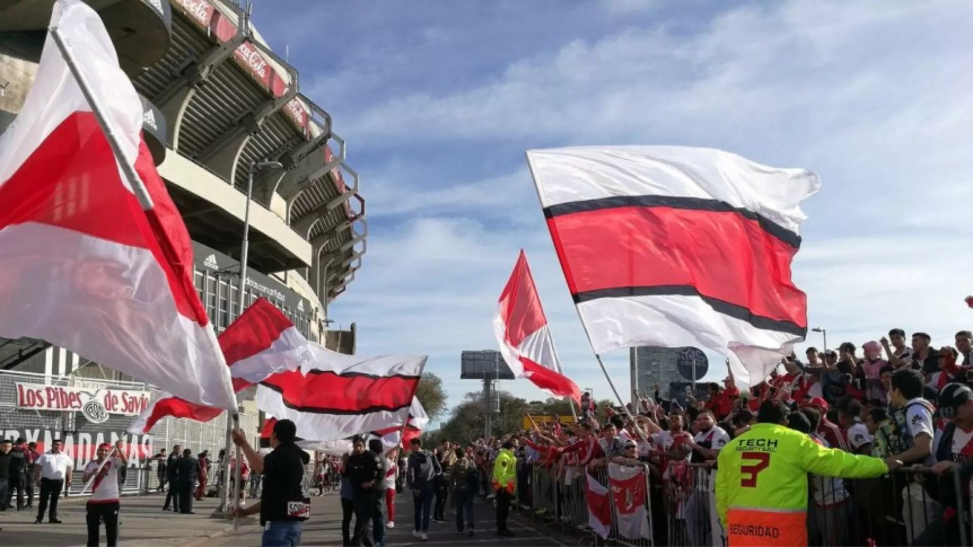 Multitudinario banderazo de los hinchas de River en la previa de un nuevo Superclásico