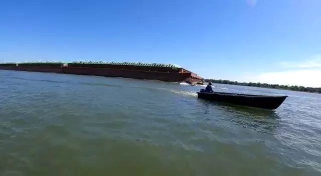 Video. Una barcaza embistió a tres pescadores: uno de ellos continúa desaparecido