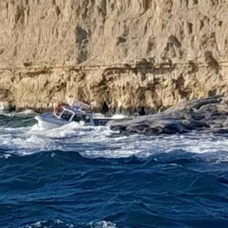 Video. Hacían una excursión y se les dio vuelta la lancha en el mar