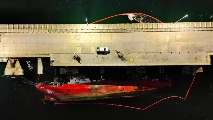 Video. Se hundió un buque pesquero amarrado en el muelle de Puerto Madryn