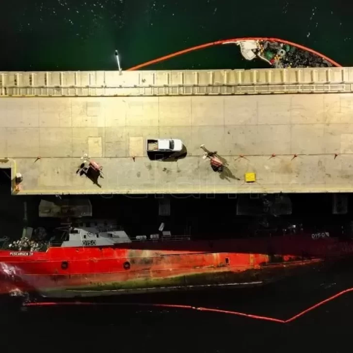 Video. Se hundió un buque pesquero amarrado en el muelle de Puerto Madryn