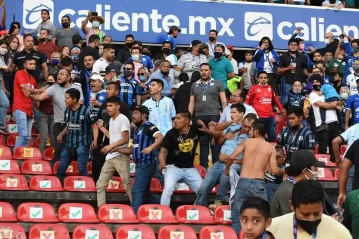 Tragedia en el fútbol: al menos 17 muertos en una batalla de barras durante un partido en México